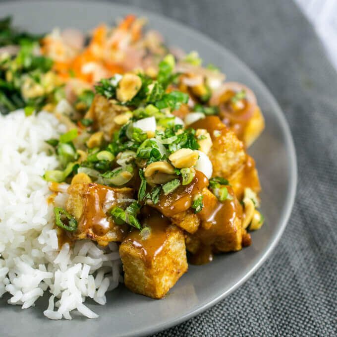 Sweet and spicy peanut sauce coated crispy tofu is the ideal #mealprep! #Healthy and #delicious buff.ly/2JHelh0
