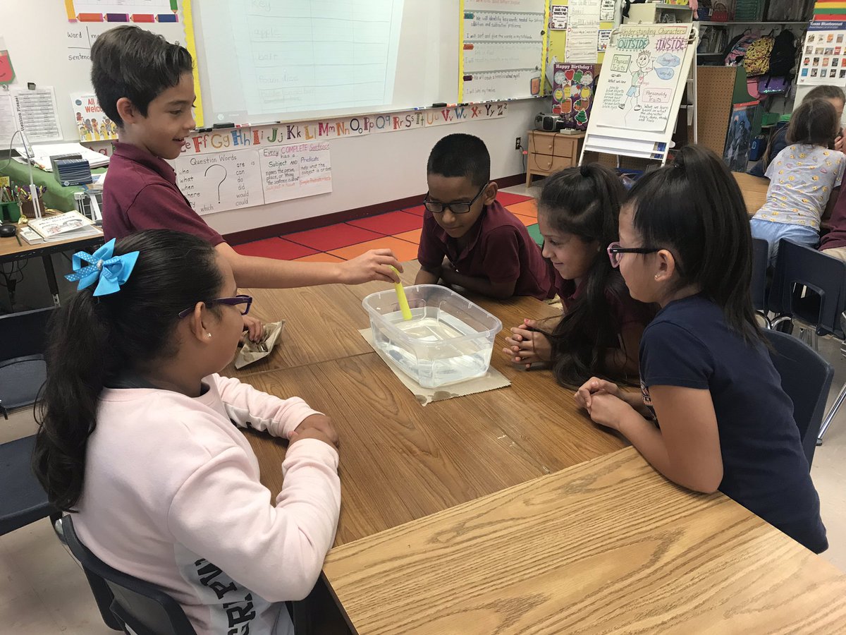 KBezemek_SVES's tweet photo. Having fun investigating matter: sink or float?#TeamSISD @SVista_ES @Ctristan_SVES https://t.co/DoyP9WoA5w