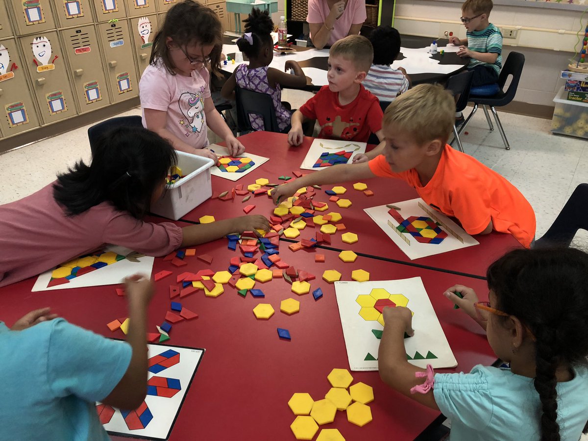 BriarwoodES's tweet photo. Learning about shapes and their vertices in Kindergarten! 😮#BEaMathematician https://t.co/IGsOCMIUH9