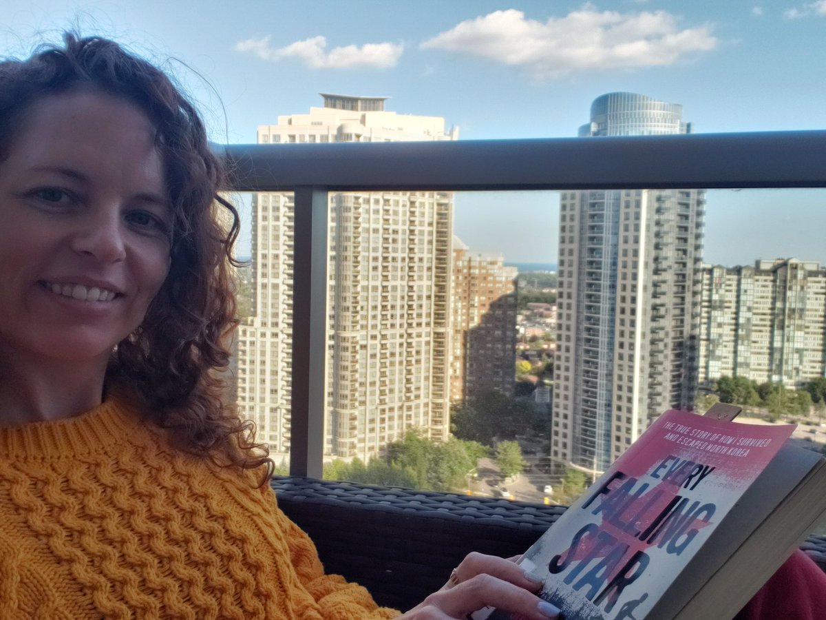 heather_hrh's tweet photo. Soaking up every last moment of #summerreading with #everyfallingstar #truestory #redmaple https://t.co/MtkjIO6ixL