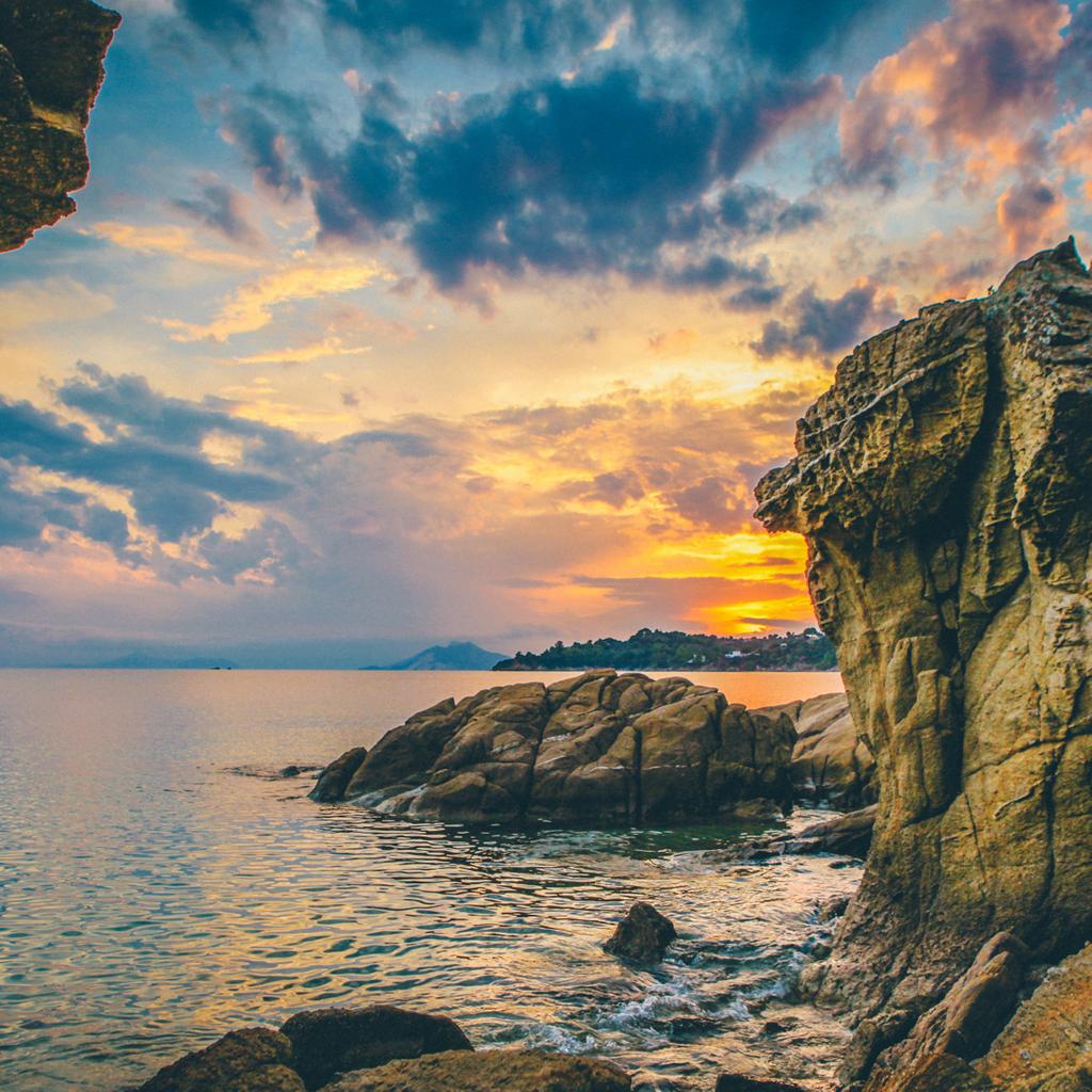 Precious Lord, I'm weary after a long day. Fill me up afresh and restore my soul. Help me to release my cares into Your hands and wrap myself up in Your promises. Surround me with Your tender mercies 'till I know in my soul that more rests on Your shoulders than on mine.