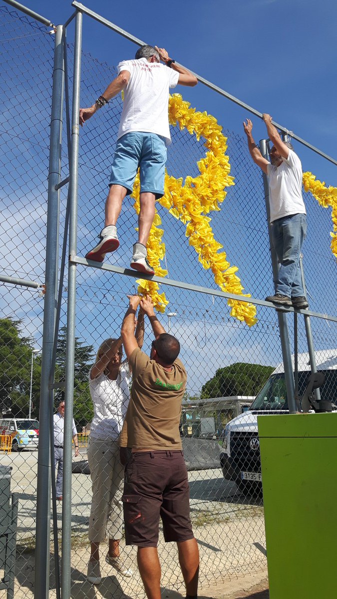CDRMatadepera's tweet photo. Ho hem tornat a fer!!! Les lletres tornen a lluir al seu lloc: "pavelló primer d'octubre" #matadepera  #cdrmatadepera @ANC_Matadepera @CDR_Trs Junts som més forts!! 💪💪 https://t.co/5aG6Sc8YD8