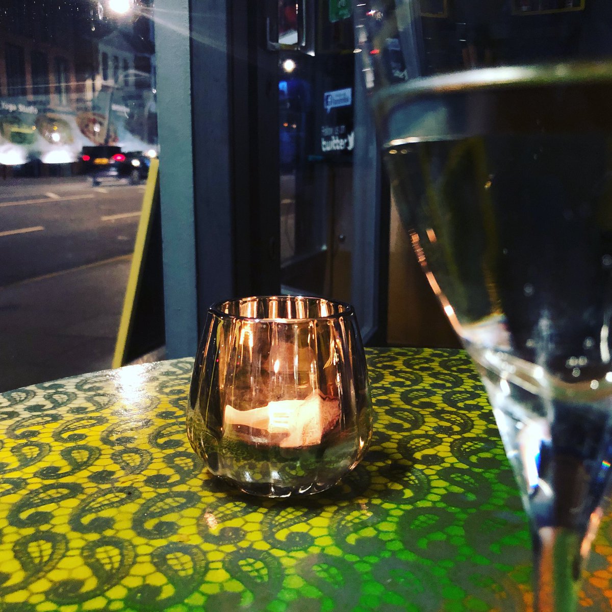 cherryandice27's tweet photo. Glass of Sauvignon Blanc ... posing by the candle on a lovely night waiting to be drunk 😵... #wine #winelover #winetasting #londontown #getinmymouth #sauvignonblanc https://t.co/RwLJGFnT2H