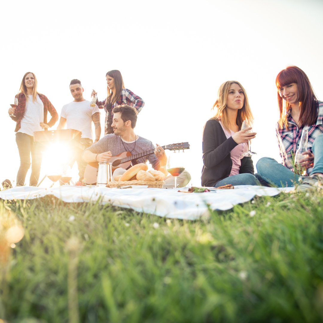 Едим на свежем воздухе. Друзья и встречи. Пикник с друзьями на природе. Люди отдыхают на природе. Пикник на свежем воздухе.