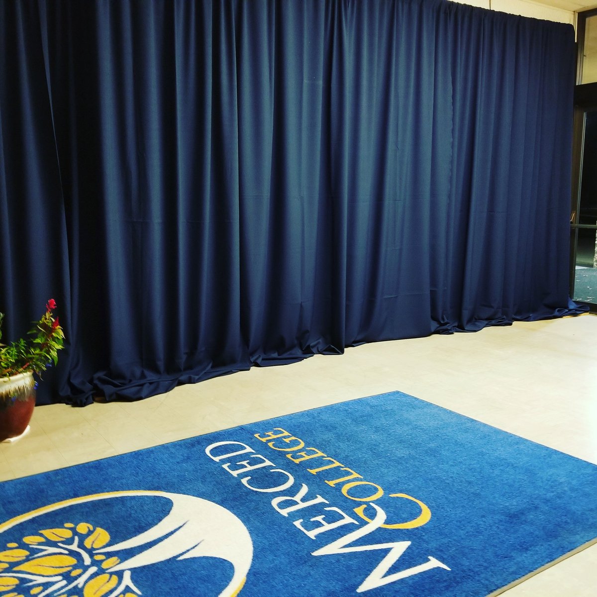 SamSangha6's tweet photo. Draping at Merced College by JS Global Events. "Creating Memories With Elegance" #merced #atwater #Livingston  #turlock https://t.co/1fFicfn6Z1 https://t.co/bWNP9Q0Feg