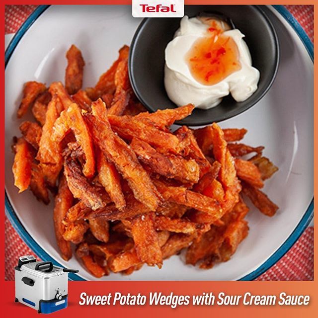 Tefalaustralia's tweet photo. Sweet and crunchy on the outside with clouds of potato inside - that’s our idea of the magnifique sweet potato fries for the weekend. Made with our OleoClean deep fryer that filters your oil, so you can use it again. Recipe thanks to @everydaygourmettv a… https://t.co/5haiMDYYof https://t.co/9z4W09qzkc