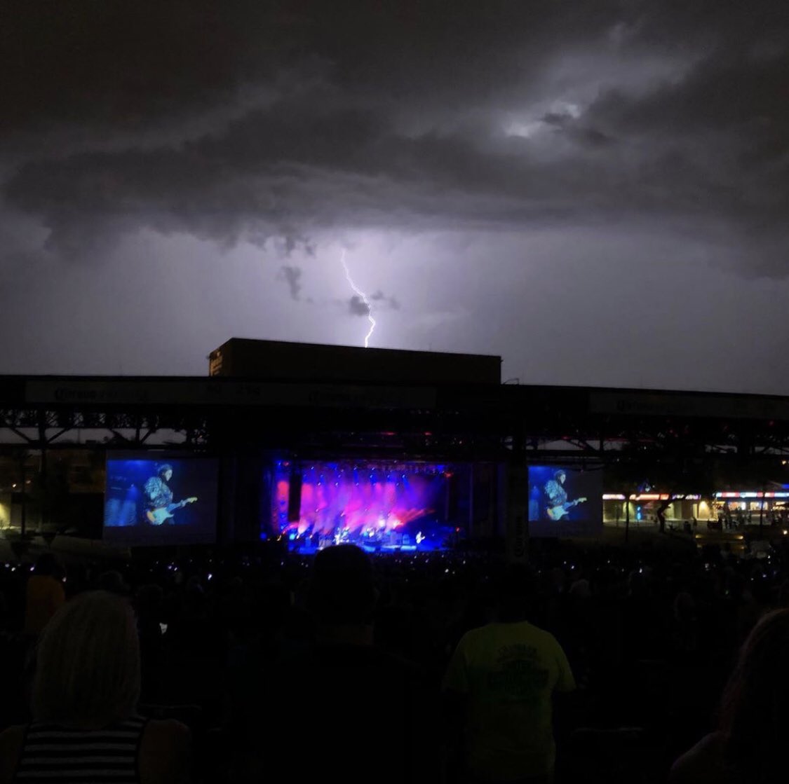 annwilson's tweet photo. Beautiful shot by a listener from last nights performance in Phoenix. She caught the lighting behind the stage perfectly during Mistral Wind.
.
📷 by HeatherLoves - thank you!
#heartconcert #mistralwind #lovealivetour #lovealive2019 #annwilson #lightening https://t.co/RMEa8tZLwa