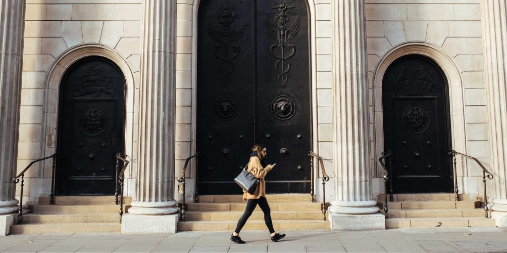 "Retail banks that pursue a full digital transformation can realize improvements in earnings more than 40%"

Big or small, #digitalbanking applies to all Financial Institutions in today's modernized world of UX design and technology.

Here's why →  hubs.ly/H0kjHRB0