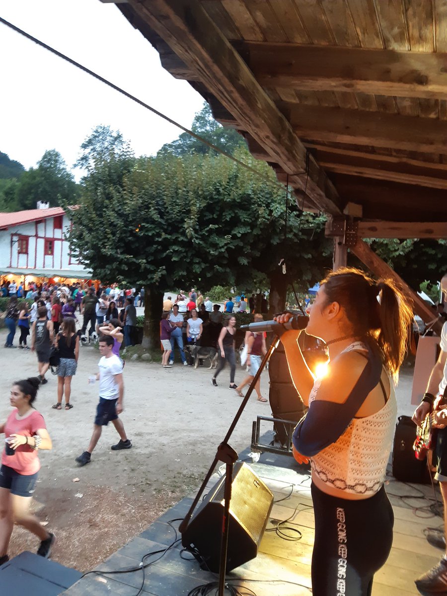 gabezintaldea's tweet photo. Mila esker Artikutza! Beste urte batez ederki pasa genuen zuekin! Ea datorren urtean berriro ikusten garen!

Baina orain asteburua dator, bihar Garraldan izango gara eta larunbatean Otsagin! Animatu beraz!

#GabezinTour2019 https://t.co/VHj4VDakLl