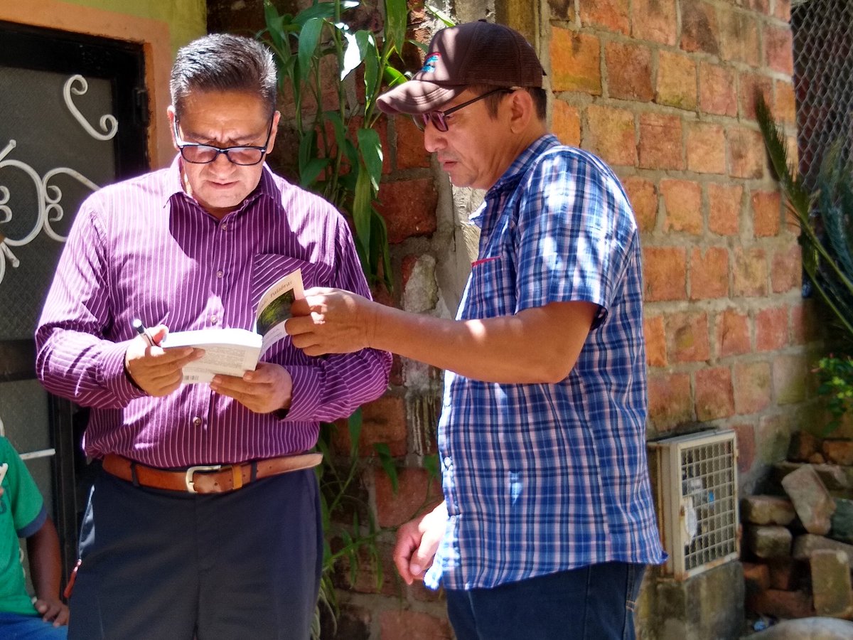 RAMREZARTURO's tweet photo. Ahora estamos en #PazDeAriporo, compartiendo saberes.
Grandes autores escondidos en las tierras llanas, como Rubén Darío Portilla con su libro Hermanando Palabras. Éstas son apuestas que son necesarias en la construcción de una #Educación para #GenerarCambios. https://t.co/wGOvUDJb0d