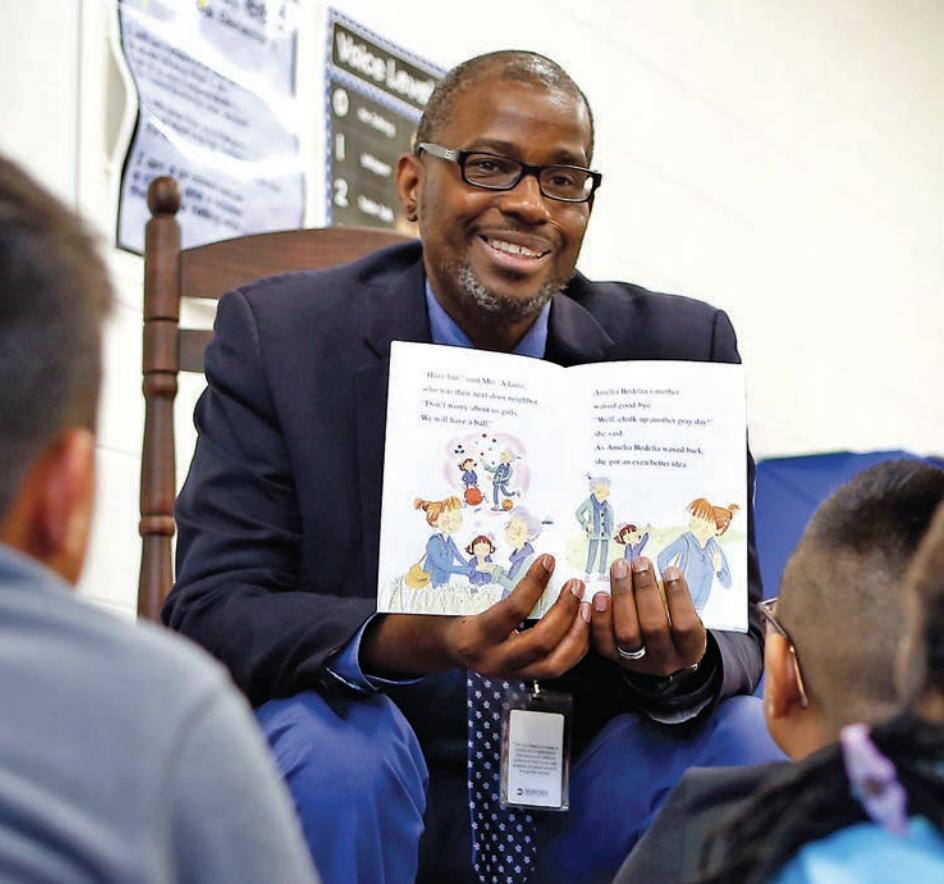UDCEHD's tweet photo. CEHD alum Manny Caulk @FCPSManny grew in the housing projects of Wilmington, DE before attending #UDel and becoming a teacher. Now he's a national leader in #PublicEducation. #CEHDImpact
Read more in UD Magazine: https://t.co/WAL0H6mHX2 https://t.co/TyKyEgneUq