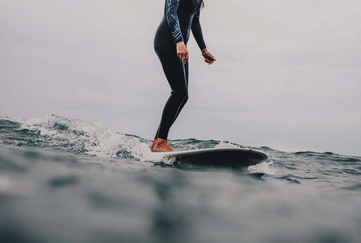 Holly’s feminine, somewhat delicate approach to riding waves is captivating to watch. She dances along the waves with such beauty. Fully story on ow.ly/3deO30pmLzX