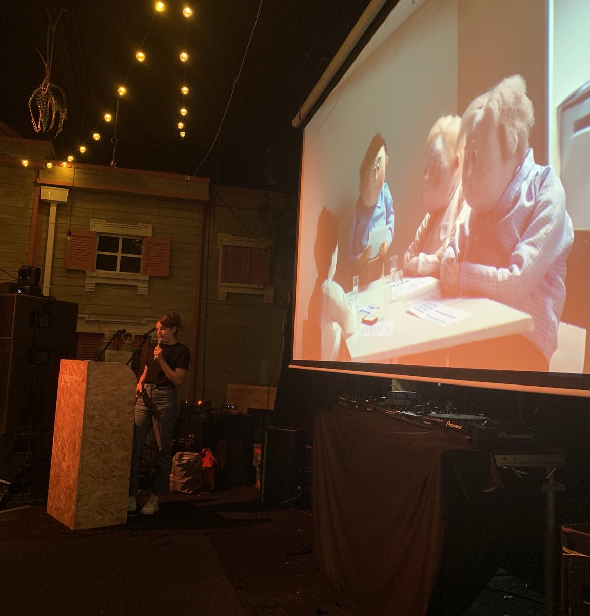 We’re alive! Big thanks to everyone for joining us at #GlugBrum.

Over to the wonderful <a href="/AnnaMantzaris/">Anna Mantzaris</a> for our first talk.