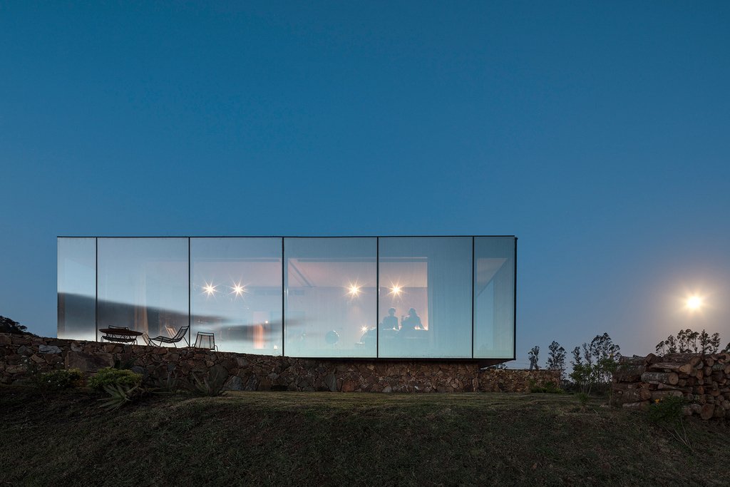 ArchSight_'s tweet photo. Las cabañas de la bodega Sacromonte proyectadas por el estudio MAPA en el año 2017, forman parte de los 100 nuevos #destinos #extraordinarios para experimentar de la #revistaTime 
#arquitectura #viñedos #bodega #sacromonte #maldonado #uruguay #arquitrends https://t.co/fSrl5ti3uB