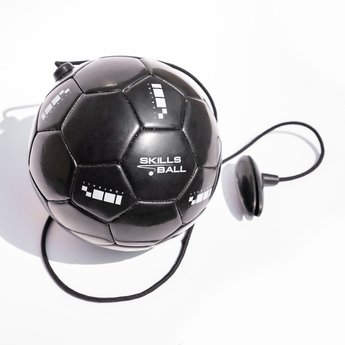 SkillsBallNL's tweet photo. De start vh nieuwe seizoen, betekent ook de start vd veelbelovende samenwerking met 100% Football. Samen hebben wij als doel voetballers beter te maken. Onze Skills Ball is vanaf nu online en in alle 100% Football stores in NL en België verkrijgbaar.
https://t.co/IRBFu4iunY https://t.co/gVlzoBc4wp
