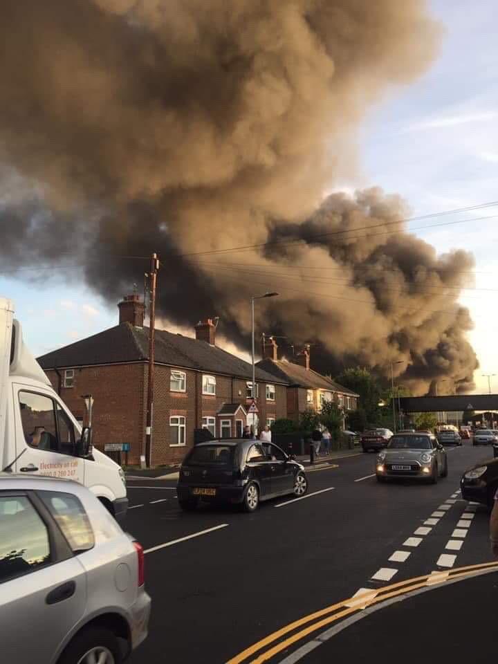 A number of crews are dealing with a large fire on Shrewsbury Avenue, #Peterborough. 

Please avoid the area 🚒🚨