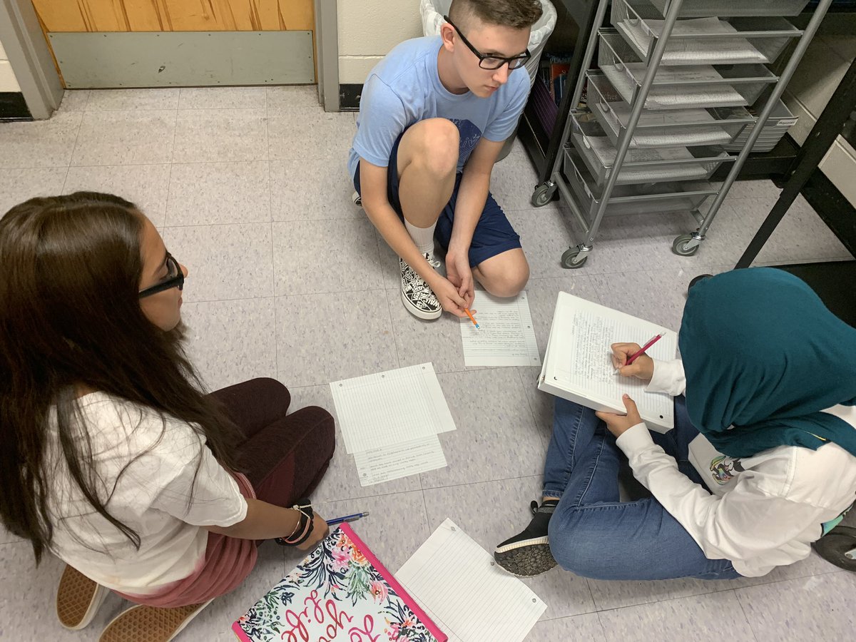 PreisigJessica's tweet photo. Dr. Nunamaker meets with small groups of students as the rest of the class works on a peer writing assignment #teamRCE🐾 #RCEwrites📝 https://t.co/jfHqdBy9ND