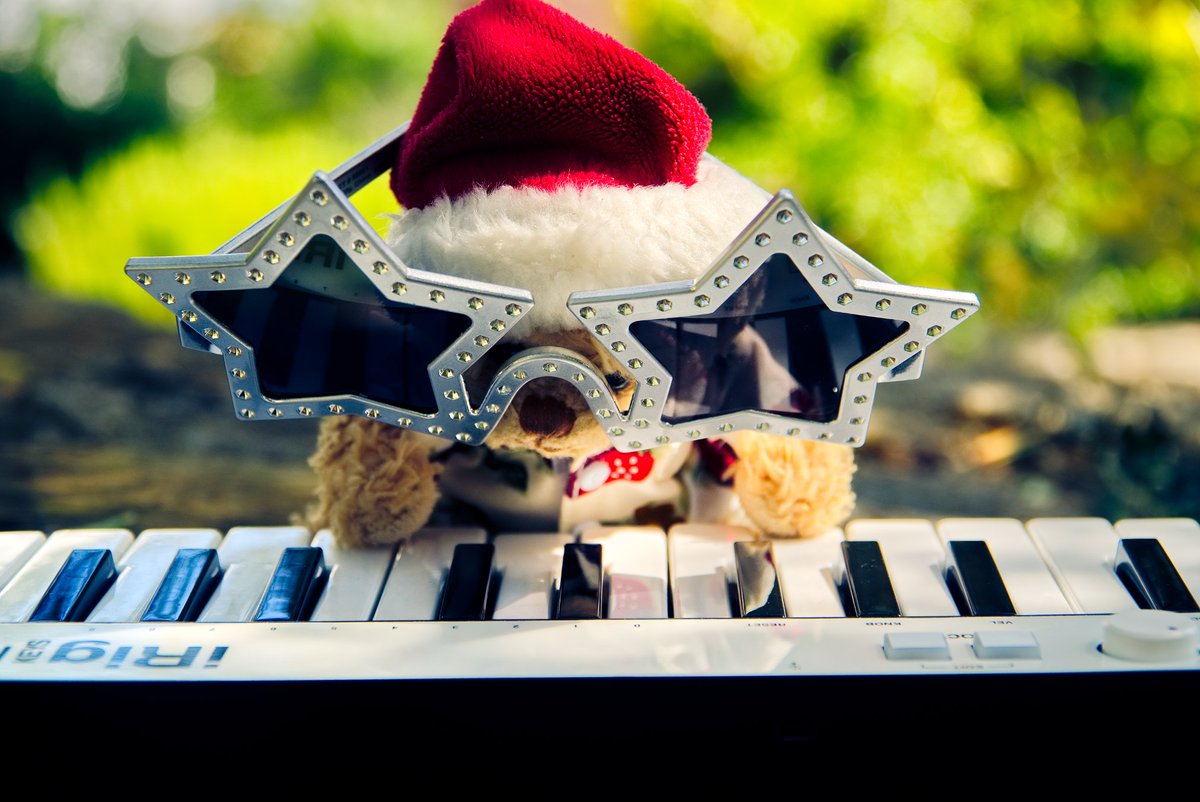 Some of my plushie friends told me that I look like @eltonofficial with my new sunglasses🕶️. I wonder if Elton John has open air music sessions in his garden 🌞.
 🎶
🎶
#musician
#eltonjohn #Rocketman #losinj #go2losinj #losinjmoments #golosinj #teddybear 
instagram.com/p/B1vyLo7o2xr/…