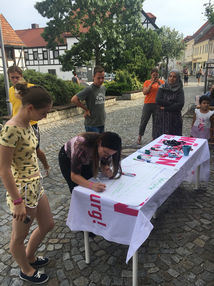 bteamtour's tweet photo. In Elsterwerda suchen wir zum Abschluss des Tages den Grillmeister unter uns! Let's get ready to rumble!
#Landtagswahl #Elsterwerda #Brandenburg #BTeamTour #ltwbb19 https://t.co/YjQXHv8j9x