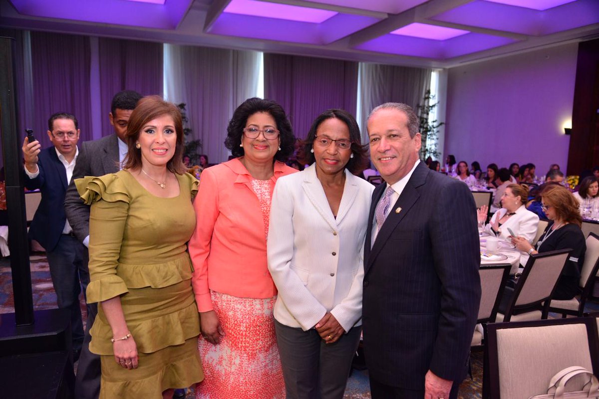 KattyValdez12's tweet photo. Esta mañana en el hotel JW Marriott se vivió un hermoso encuentro con #MujeresconReinaldo donde su coordinadora @ingridmendozap expresó tanta cualidades hermosas de @reinaldoparedp como ser humano y político y donde #Reinaldo2020 https://t.co/panBRD1AEr