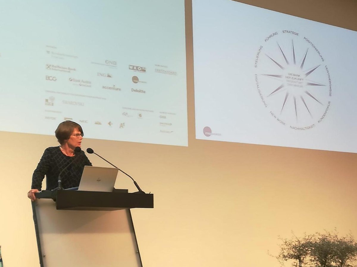FreibankerSinn's tweet photo. "Uns war klar, wir müssen zuallererst unsere Mitarbeiter für unseren Weg begeistern und auf dieser Basis dann unsere Kunden!" Christiane Decker (ehem. Vorstand der @TeamBank) @forumalpbach  während unseres Panels "Banken in Transformation" #efa2019 #futureofbanking https://t.co/1VwNTf4kWP