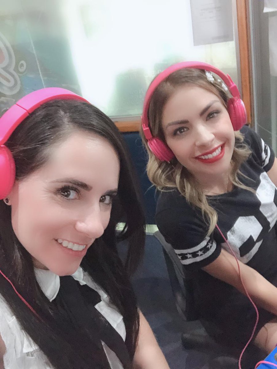 FiestaMex923's tweet photo. ¡Ya casi es fin de semana! 😃✨💅💞
Acompaña a Rocío Barragán "LA Chiquilla" -Locutora y @MyriamOficial1 en #ParDeReynas
Hoy es #JuevesdeConsejos ¡Escríbenos! 🌟📝✨
#FiestaMexicana
#SiempreTeAcompaña
#TodoElDía https://t.co/vTi3zR5yOI