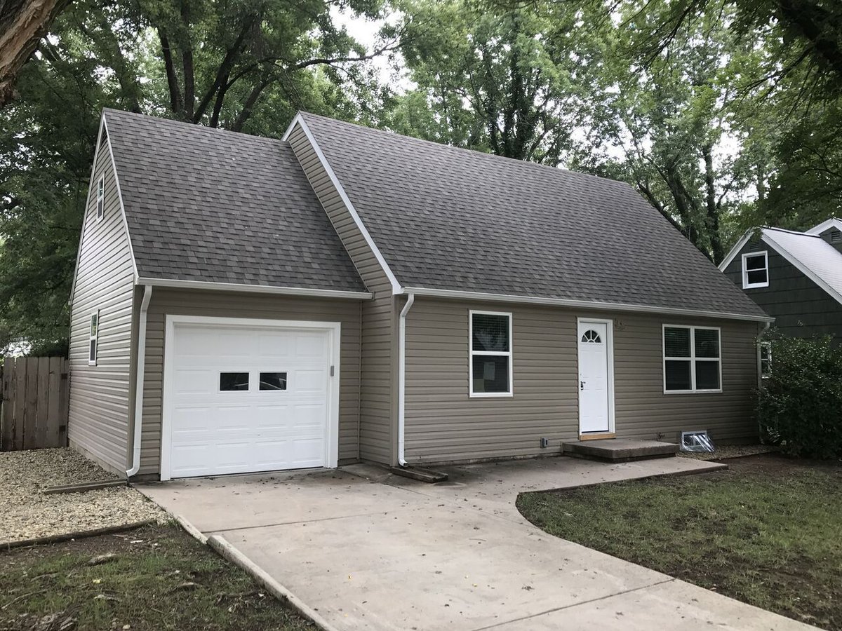 Klein_ConstKS's tweet photo. #TBT to this AMAZING renovation done by our team! We are prepared for whatever challenge is given to us and always ready to turn it into your dream home. #ICTConstruction #ThrowbackThursday #Renovation #Fire #HouseFire #SmokeDamage https://t.co/b7Xhj34w42