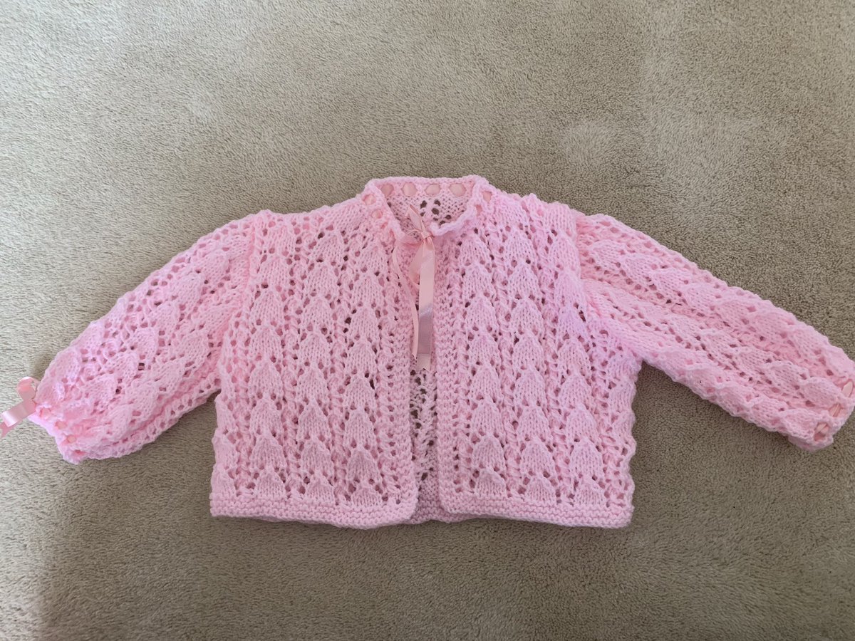 louiselaingX's tweet photo. was wondering if anybody could share this as im helping my wee gran out selling her knitting, their so cute. she would love it if any wee babas got the use out of her stuff 💕💖💗💘 https://t.co/FMGPCIv92H