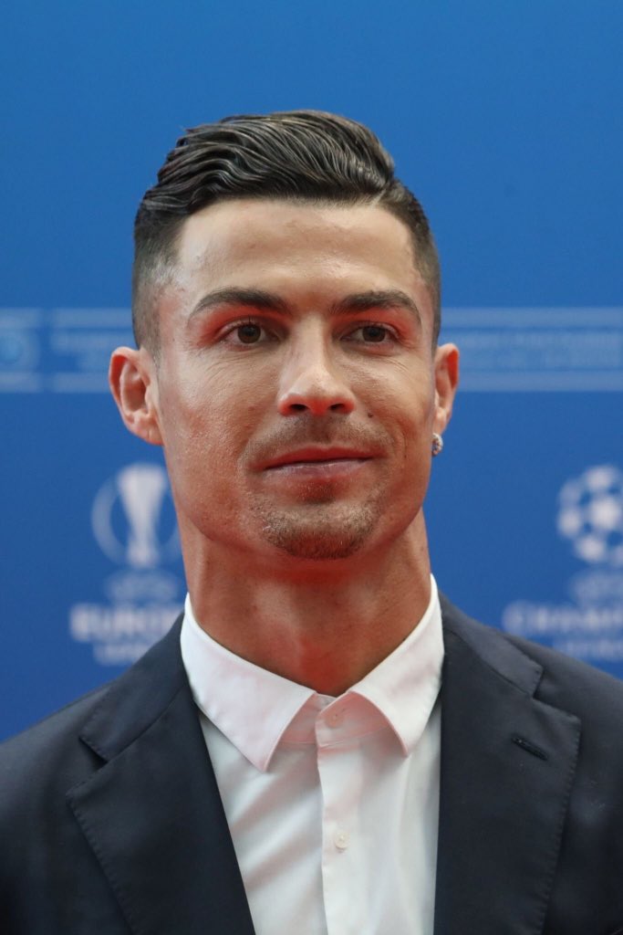 RM__CR_7's tweet photo. علاقتي بـ #كريستيانو رونالدو اكبر من كونها تشبيح ولاعب اسطوري مُفضل في كرة القدم ، في اوقات كثيرة على هذه البقعة التعيسة والبائسة من الارض كان متنفسي الوحيد هو رونالدو.. #CristianoRonaldo https://t.co/gg8bc95AnI