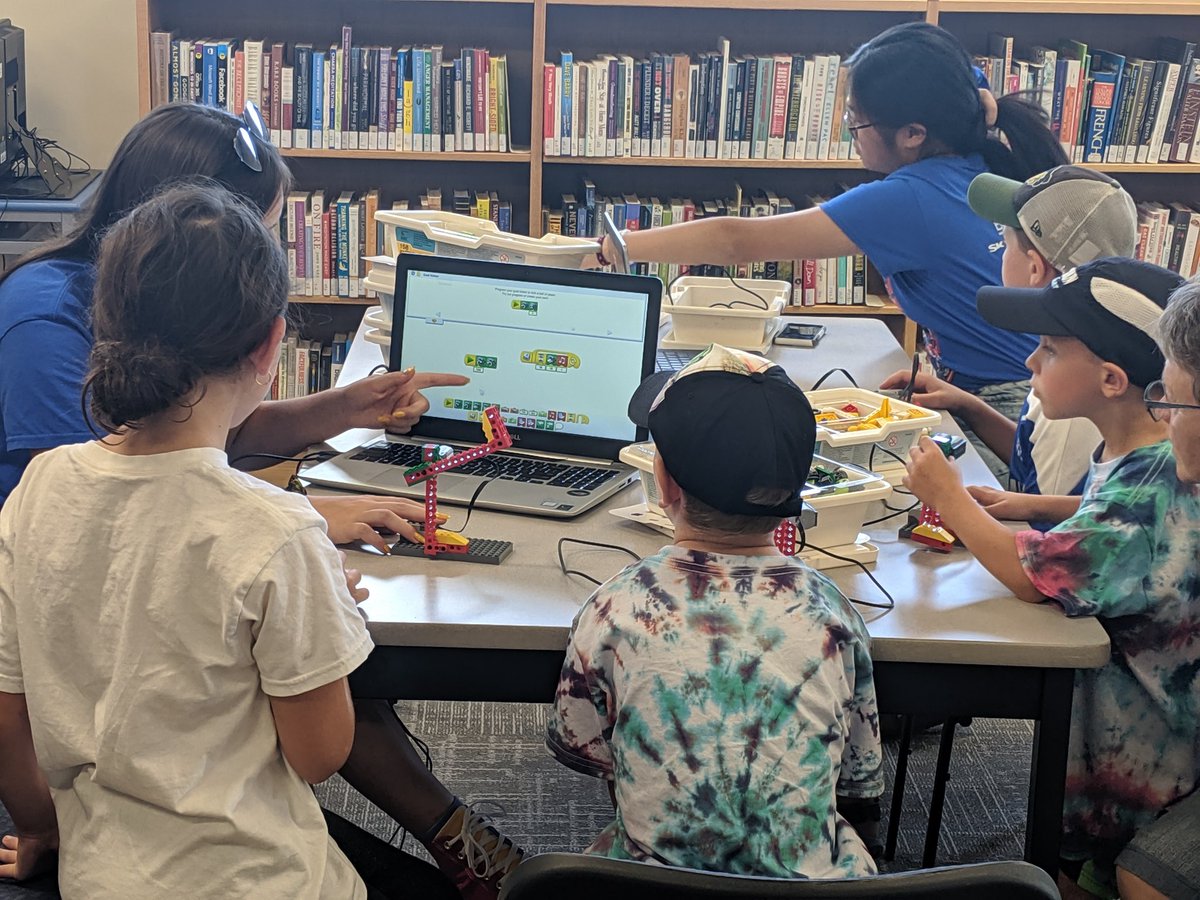 4525robotics's tweet image. More than #rhubarb --- there&apos;s #robots today in Shedden as the #RuralRobotics Roadtrip continues! @ElginCounty @LibrElginCounty @CANFIRST #equalaccess #robots4all #rurallife