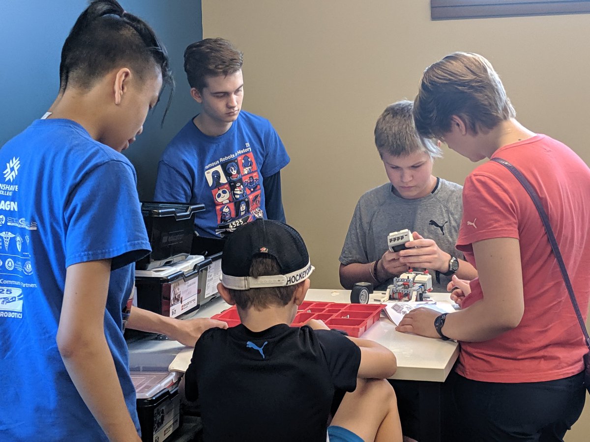 4525robotics's tweet image. More than #rhubarb --- there&apos;s #robots today in Shedden as the #RuralRobotics Roadtrip continues! @ElginCounty @LibrElginCounty @CANFIRST #equalaccess #robots4all #rurallife