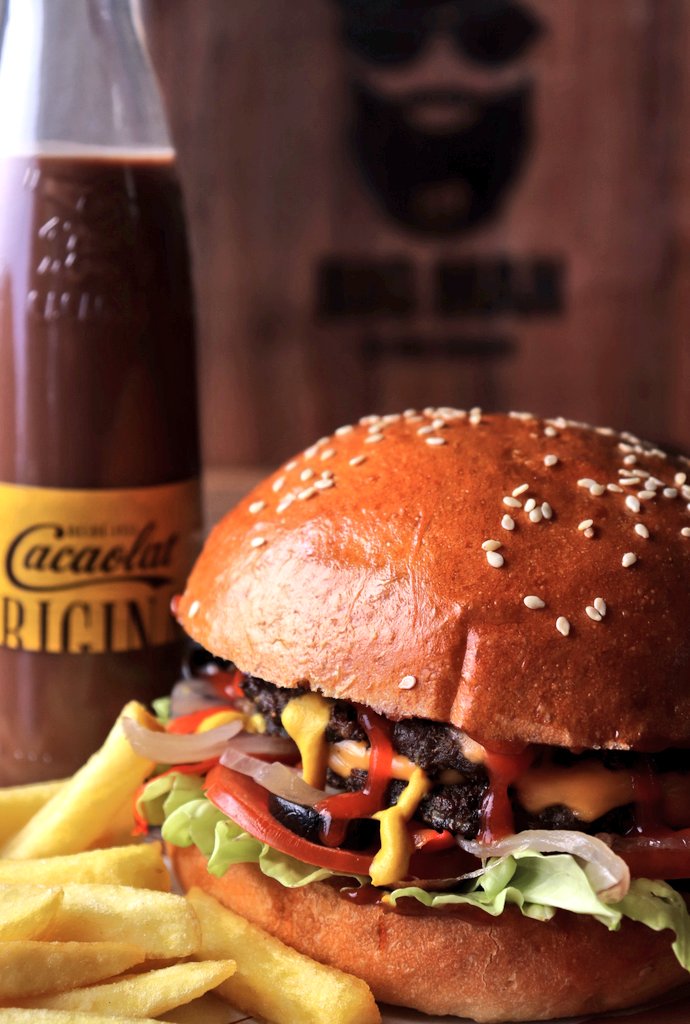 BIG MAN & Co.
Classic Double Beef Burger!
#doublecheese #ghostpepper #Cacaolat #SimplyIrresistible
@Cacaolat