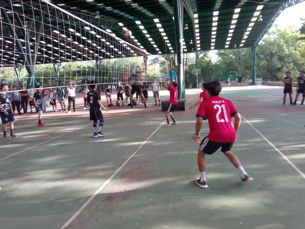cobachchiapas's tweet photo. Desde los diferentes espacios deportivos en la ciudad capital, los alumnos y alumnas del Cobach de las 9 Coordinaciónes encaminan el entusiasmo para conseguir el éxito de su plantel, Felicidades y qué siga con entusiasmo el segundo día de actividades. #EncuentroEstatalCOBACH2019 https://t.co/K3qh9asfAH