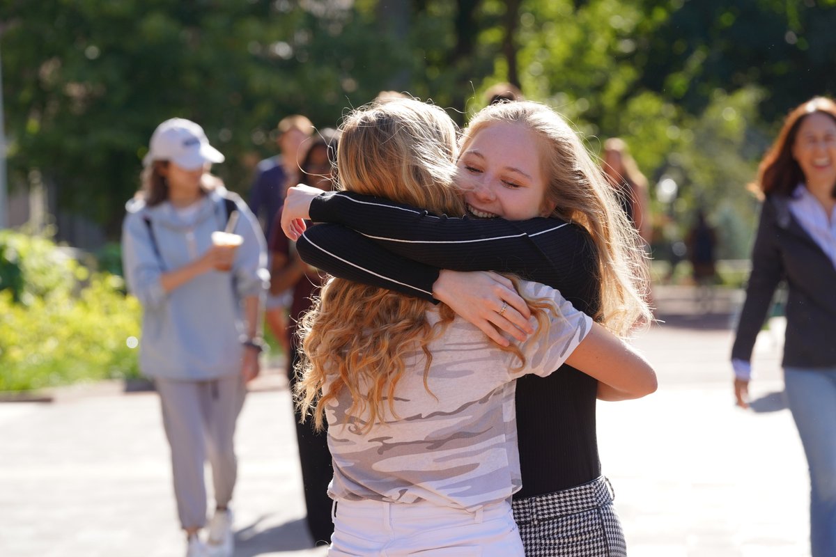 DenisonU's tweet photo. The Hill is alive with the sound of students! Happy first day of classes! ☀️ 📚 https://t.co/eRm48oSjXr