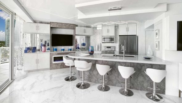 SEFLStyleDesign's tweet image. The designer’s biggest achievement was transforming a former dark galley kitchen into a thoroughly modern kitchen that is the heart of this home.

Home by @PerlaLichi 
954.726.0899
PERLALICHI.COM

#interiordesign #interiordecor #style #homedesign