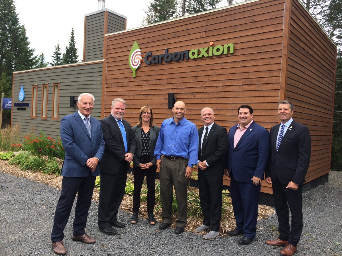 Une chaufferie à la biomasse conçue par @Carbonaxion pour alimenter les québécois en chaleur verte! La première au Québec, en opération, à utiliser des granules de bois torréfié comme combustible. Un pas de plus vers la décarbonisation de notre économie!
bit.ly/2PmDFj0
