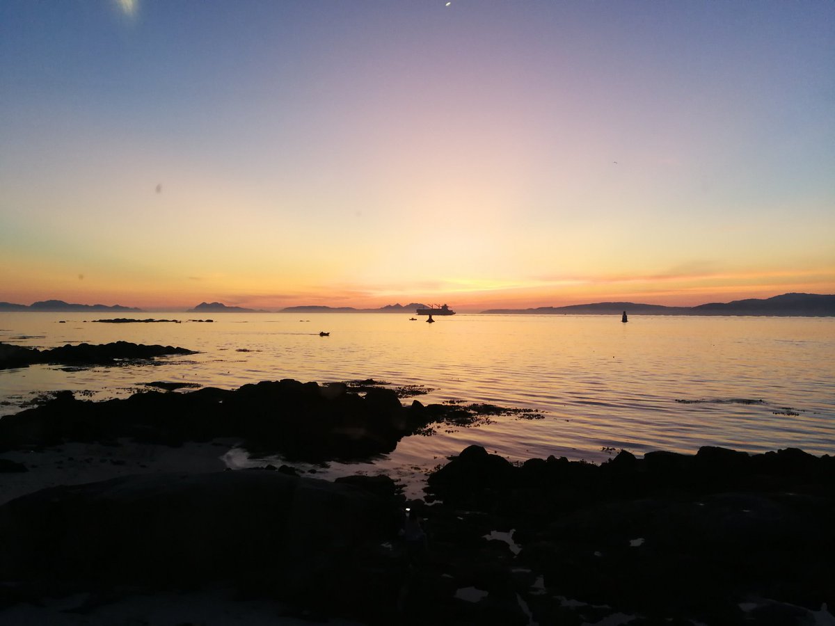puestadesolvigo's tweet photo. Siempre un espectáculo diferente. Solpor maxico desde el Museo del Mar. https://t.co/gdoldMnveM
