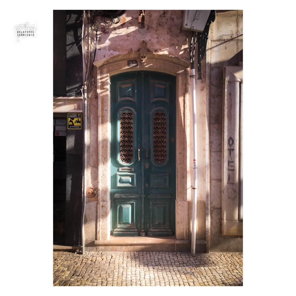 delatorresarm's tweet photo. Paseos por #Olhão. Puertas que gustan, colores en la calle.  #Portugal #puerta #door #city #Algarve #megustanlaspuertasytambiénlasventanas https://t.co/kX2IoQZqfe