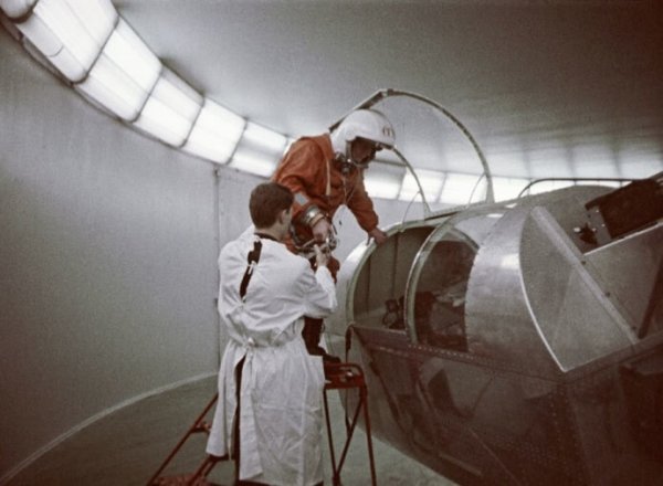 Su_Ran_Jara_Che's tweet image. Düşünsenize şeytan ülkesi SSCB kendi halinde yaşayan bir tekstil işçisi Valentina tereshkova' yı sırf ''kadın-erkek'' eşitliğine vurgu yapmak için Kozmonot olmaya zorlayıp uzaya çıkarıyor... Stalin'in ailesiyle tehdit ettiğini çok iyi biliyoruz! #sosyalizm #kadın #usrr #CCCP