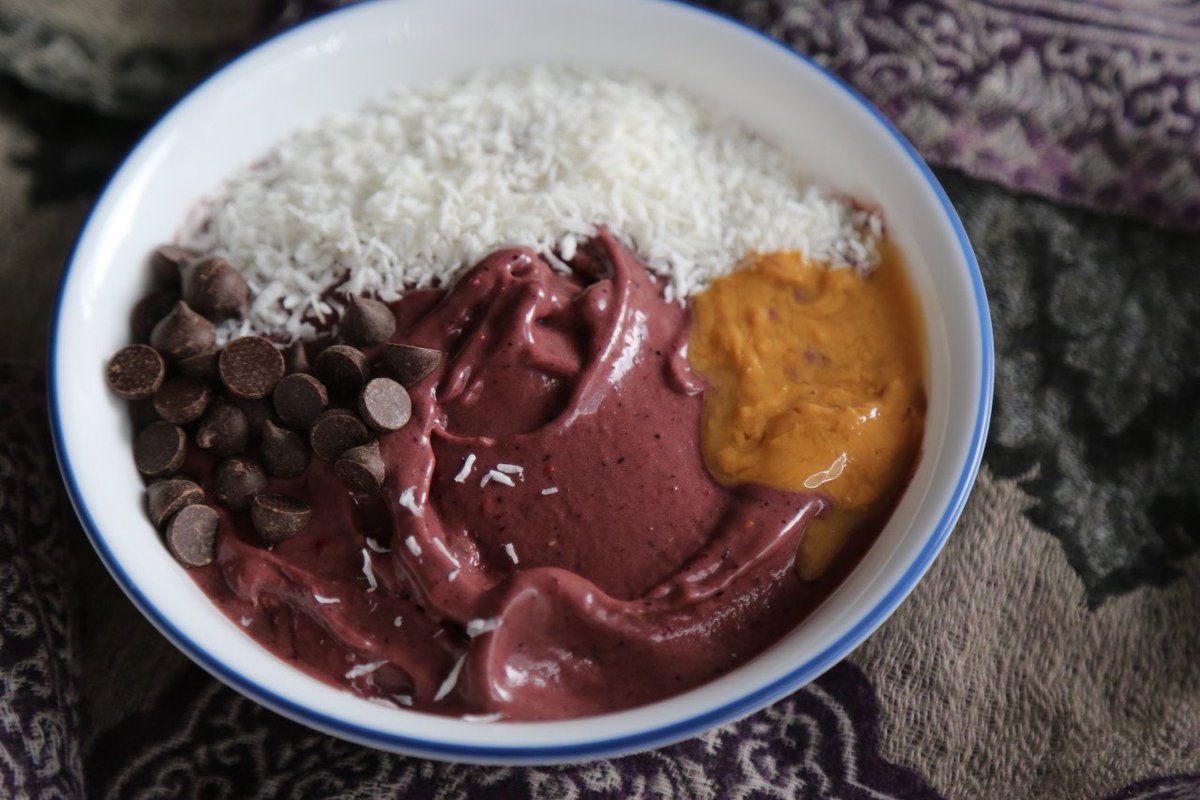 PB &amp; J IN A BOWL 😋

It’s creamy, nutty and of course delivers nutrition with every spoonful thanks to our Strawberry Banana Smoothie Booster &amp; other superfoods like ashwaganda and maca.

RECIPE HERE: bit.ly/2O37pNI

#smoothiebowl #recipe #breakfast #plantbased