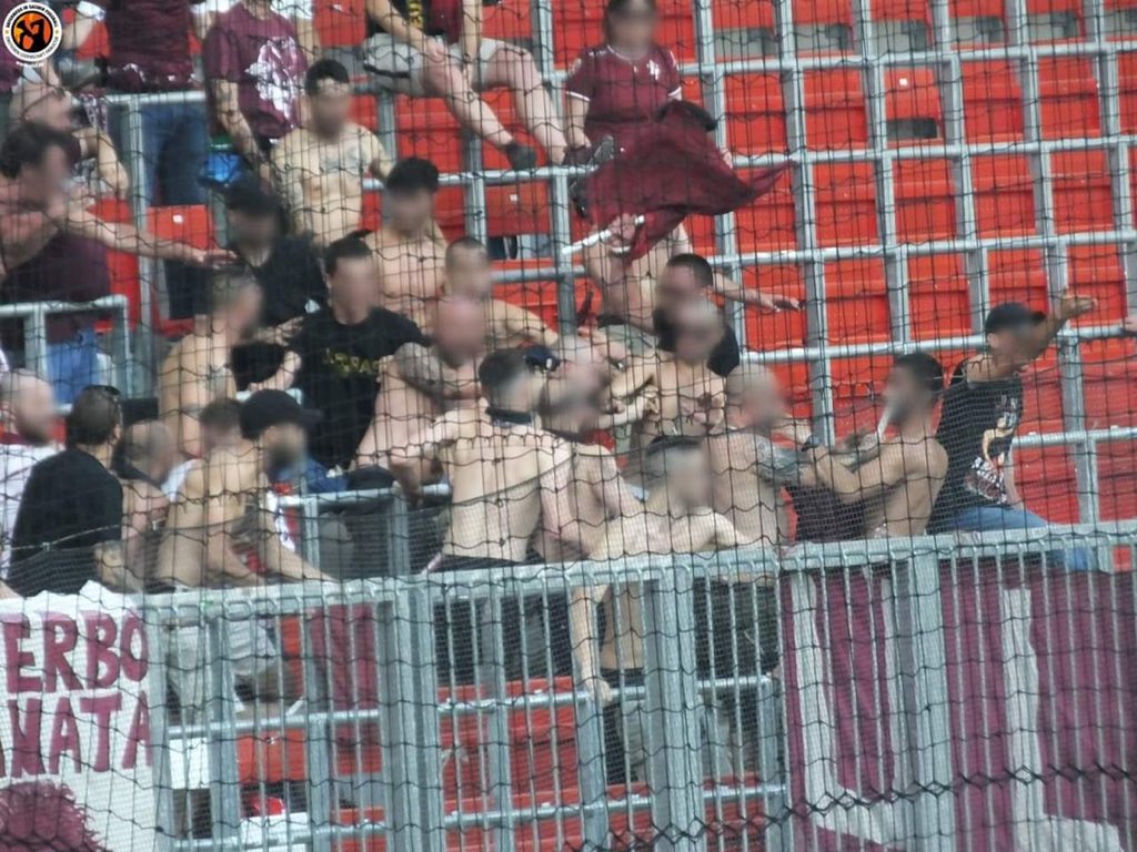 @Joedavieswwfc @TOMWBAFC1 @tim_spiers_Star @BBCMOTD Nope. There’s two different curva’s who don’t get on. In the last qualifying ground in Debrecen they stood alongside each other and it kicked off.