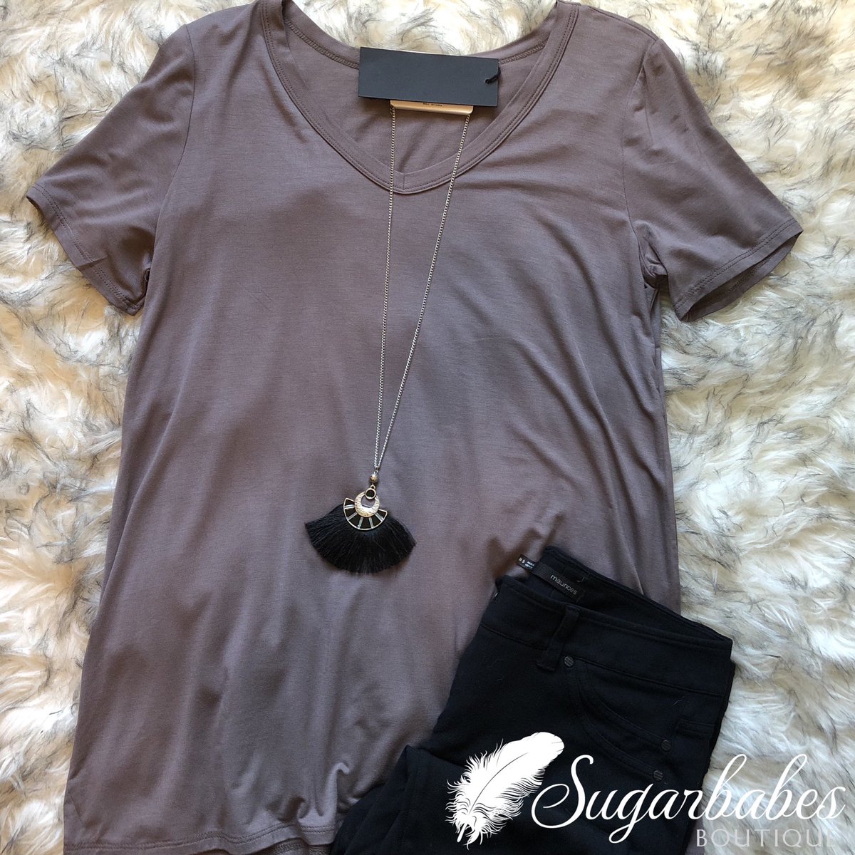 Sugarbabesboutq's tweet image. This Smokey gray basic tee &amp;amp; black sassy tassel necklace pair perfectly! 🖤🖤 #sugarbabesboutique #basictees #boutiquefinds #boutique #indyboutiques #fashion