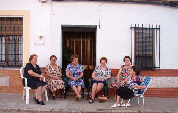 traductormurcia's tweet photo. En Murcia, el "Sálvame" comienza con un "¡Chacha, pérate una miaja y te saco una sillica a la puerta!". https://t.co/tqGNTG1GVu