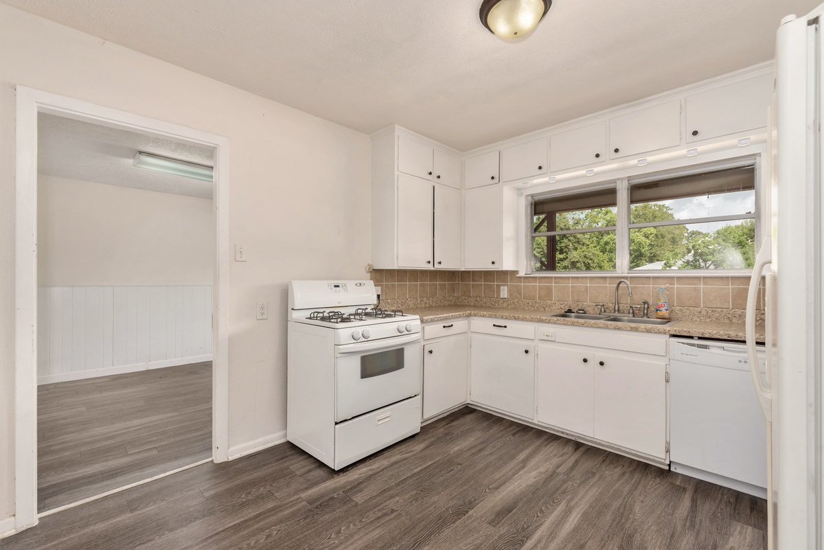 CandPTexas's tweet photo. Have you seen this? This charming home is 2 miles from Texas A&amp;M, 1743 Sq Ft, and has 3 BD/2BA. Best part its now available for sale or for lease at the even lower price of $159,500/ $1,150. Contact us now to schedule an appointment 979.703.1863.

https://t.co/j9bvE681ZD https://t.co/jlR6LU65AY