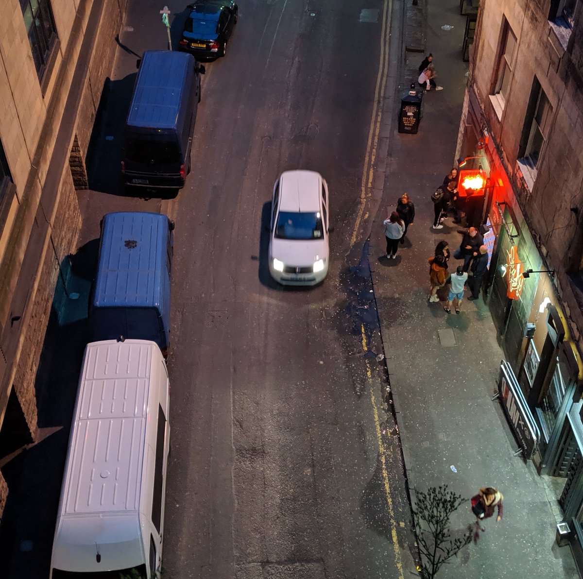 tesodb's tweet photo. Day 33: Road restrictions until 1 Sep.
3rd day of missing barriers/cones. 1 sign. An unloading van blocked the bus. 1 pavement blocked by parked vans.
@Edinburgh_CC @edinhelp @EdinburghPolice
@jomowat @CllrCMiller @lmacinnessnp
#SummertimeStreets #Cowgate #Candlemaker #Edinburgh https://t.co/BMzRTy6EBg