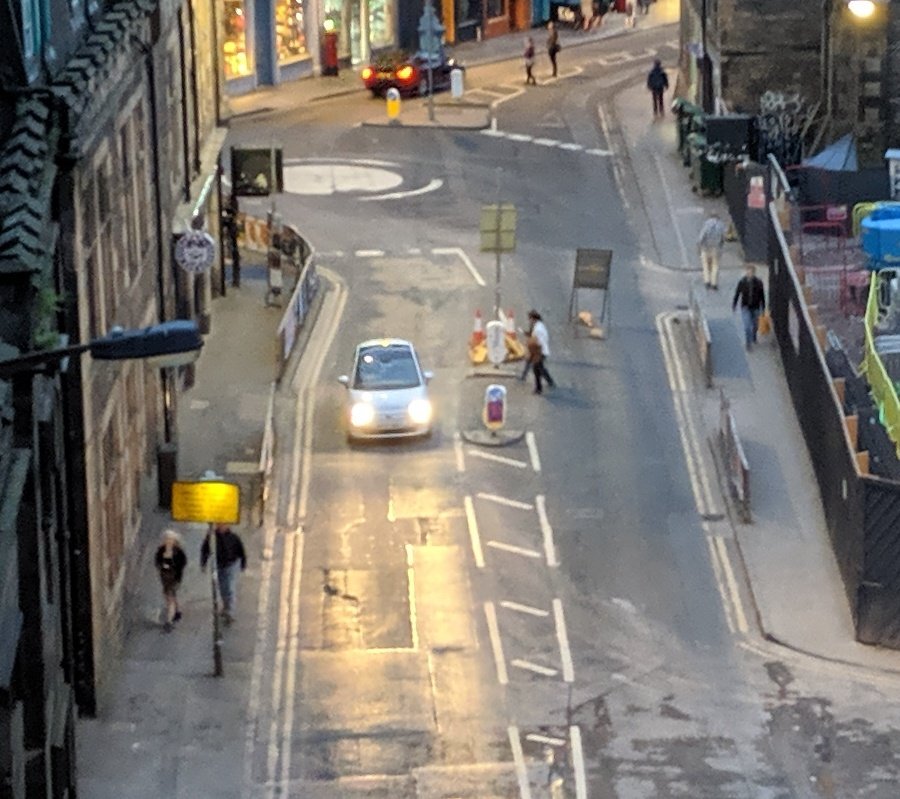 tesodb's tweet photo. Day 33: Road restrictions until 1 Sep.
3rd day of missing barriers/cones. 1 sign. An unloading van blocked the bus. 1 pavement blocked by parked vans.
@Edinburgh_CC @edinhelp @EdinburghPolice
@jomowat @CllrCMiller @lmacinnessnp
#SummertimeStreets #Cowgate #Candlemaker #Edinburgh https://t.co/BMzRTy6EBg