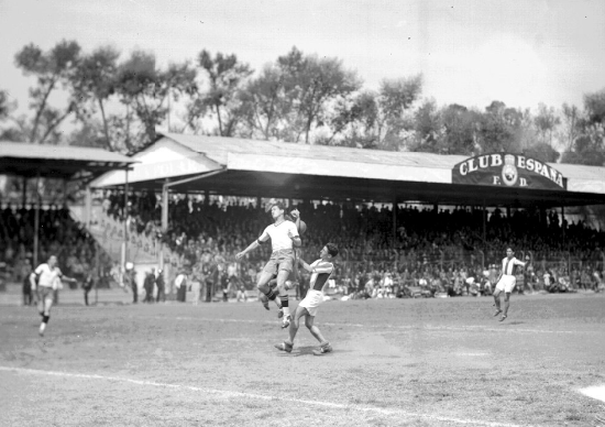 ESTADIOSdeMÉXICO 🏟 Twitter પર: "Conoce el primer gran estadio de futbol de México. Parque España, para 14,000 aficionados. Fue un estadio de madera, ubicado en el mismo sitio donde hoy está el