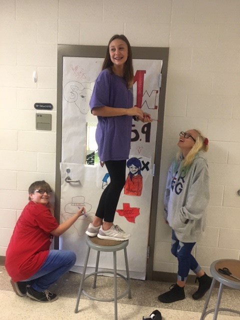 MWHSNews's tweet photo. Mineral Wells High School is gearing up for the Pep Rally and our 1st Official Friday Night Lights.  Door Decorations up and down the Halls.  Ram Pride and Spirit everywhere. Cheerleaders have worked so hard as wells as Band, Drill Team and Choir and Parents and town #959TheRanch https://t.co/pg89sQUn7O