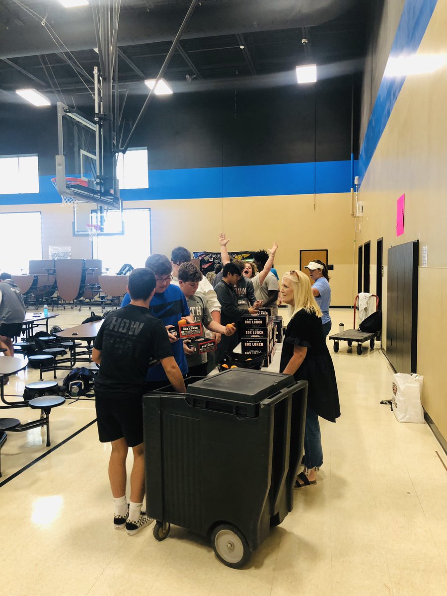 S/O to <a href="/StateStreetYo/">SSUMC Youth</a> for providing the  <a href="/SouthWarrenFB/">South Warren FB</a> freshmen pregame meal today!  Thanks <a href="/kthendrix5/">Tricia Hendrix</a> for coordinating!