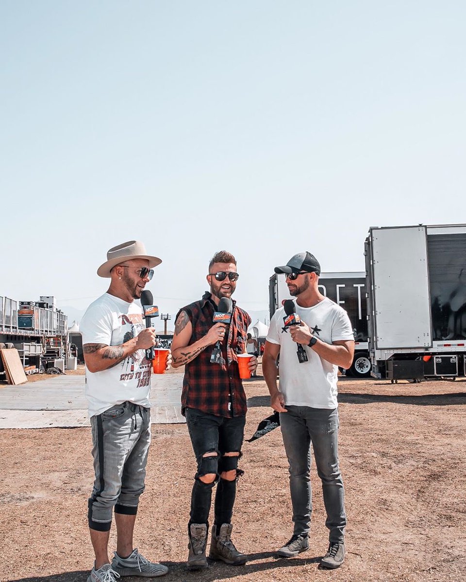 BBRMusicGroup's tweet photo. Throwin it back to #tailgatefest 💥 #tbt @LOCASHmusic https://t.co/ClNnHvtjJm